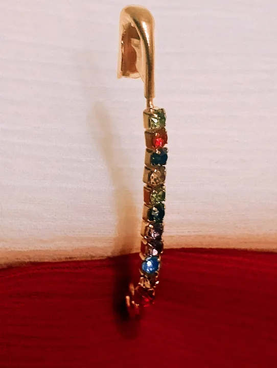 Crystal%20Hijab%20Pins%20%E2%80%93%20Set%20of%206%20Fancy%20Safety%20Pins%20with%20Rhinestones%20-%20Image%204