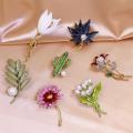 【HOT】 Vintage Brooches For Women Elegant Fashion Luxury Jewelry Botanical Flower Enamel Scarf Buckle Pearl Pin Temperament Accessories. 