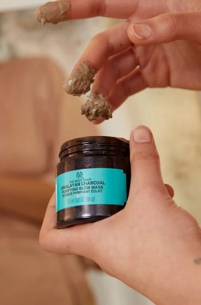 The%20Body%20Shop%20Himalayan%20Charcoal%20Purifying%20Glow%20Mask,%2075ml%20-%20Image%205