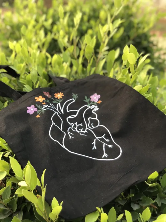 Customized%20Handpainted%20Tote%20Bags%20%7C%20Express%20Your%20individuality%20with%20Unique%20Designs%20%20-%20Unleash%20Artistic%20Flair%20in%20Style!%20-%20Image%204