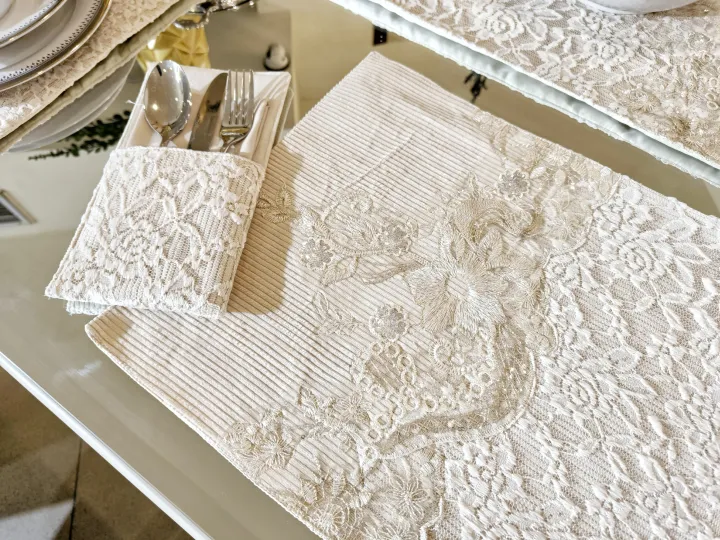 Table%20Runner%20Set%20Placemats%20&%20Cutlery%20Holders%208%20person%20dining%20-%20Image%203