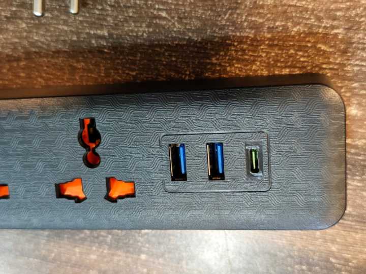 SpeedX%20403PUC%20Power%20Strip%20Multi%20Power%20Plug%20Extension%20Board%20with%203%20USB%20Ports%20+%204%20Sockets%20Universal%20Travel%20Charging%20Adapter%20-%20Image%202