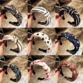 Wide Knot Headband for Women - Fashionable Elastic Fabric, Random Color, Comfortable Design. 