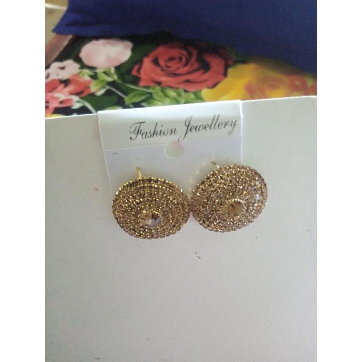 shampion colour  circle. studs earrings nice 100 %original jewellery nice quality