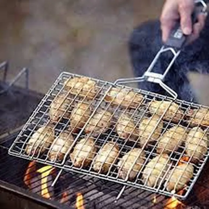 Top%20Selling%20BBQ%20Barbecue%20Grill%20Basket%20Premium%20Stainless%20Steel%20Wooden%20Handle%20Wire%20Net%20For%20outdoor%20Cooking%20-%20Image%203
