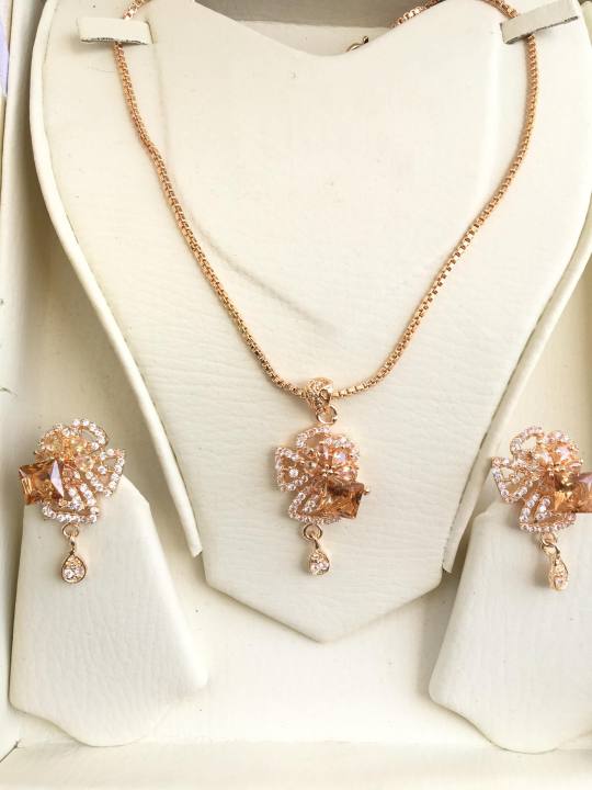 Elegant%20jewelry%20-%20Locket%20Set%20flower%20design%20-%20zircon-%20Golden%20with%20beautiful%20box%20-%20Image%203