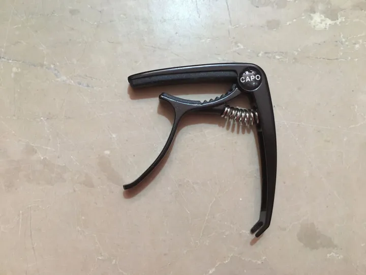 Guitar%20Capo%20Multi%20functional%20Guitar%20Capo%20Zinc%20Alloy%20with%20Bridge%20Pin%20Puller%20-%20Image%204