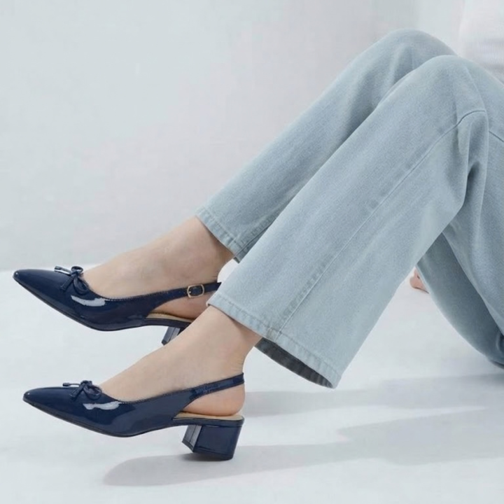 Women's%20Slingback%20Bow%20Flats%20-%20Pointed%20Toe%20Patent%20Finish%20-%20Navy%20&%20Beige%20-%20Image%204