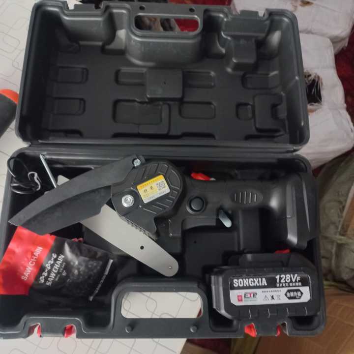 6"%20Cordless%20Rechargeable%20Electric%20%20Chainsaw%20Wood%20Mini%20Cutter%20550W%20One-Hand%20Saw%20Woodworking%20WITH%20Box%20-%20Image%202