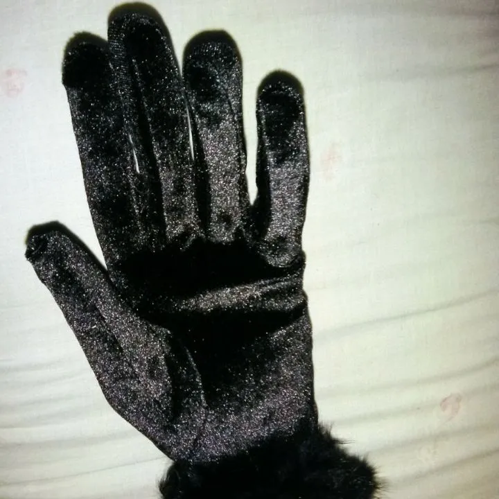 Women's%20Girl's%20Black%20Winter%20Velvet%20Gloves%20With%20Frr%20Cuff%20On%20Wrist%20-%20Image%203