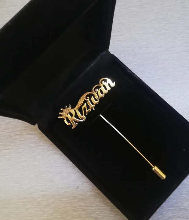 Customized%20Name%20Brooch,%20Name%20Coat%20Pin%20For%20Men,%20Name%20Lapel%20Pin%20With%20Latest%20Design%20-%20Image%203