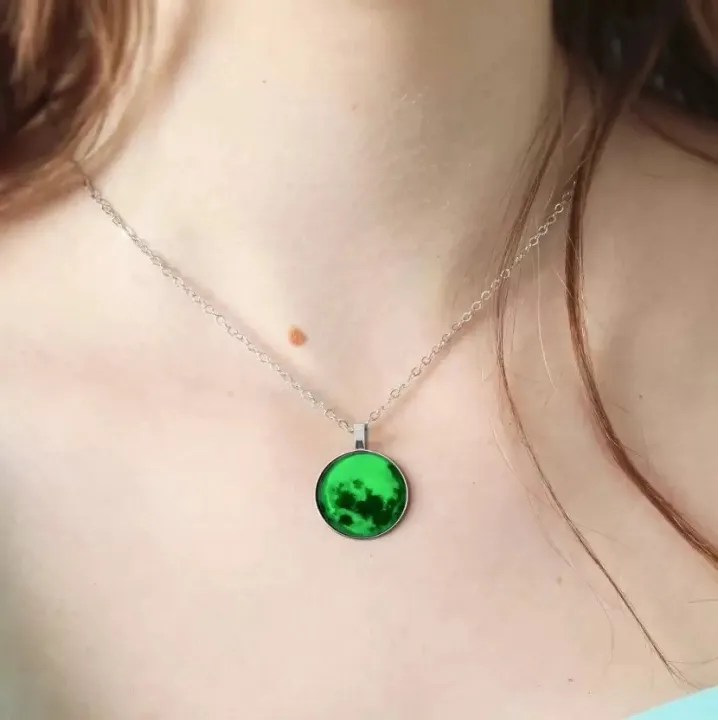 Moon%20Necklace%20Glow%20in%20the%20Dark,%20Luminous%20Crescent%20Moon%20Pendant%20Necklace,%20Glowing%20Jewelry%20for%20Women%20&%20Girls,%20Night%20Party%20Gift%20-%20Image%203