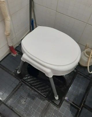 1x%20Commode%20Chair%20Non%20Rust%20Full%20Fiber%20Original%20Washroom%20Commode%20for%20elder%20and%20patients%20-%20Image%203