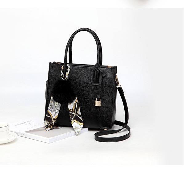 ladies handbags in Pakistan/ cheap online women bags/ trendy handbags/ stylish tote bags/ shoulder handbag