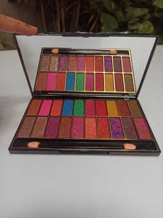 Multi-Colored%20Eyeshadow%20Palette:%2020%20Shades%20of%20S%20Glitter,%20and%20Metallic%20(Waterproof)%20-%20Image%203