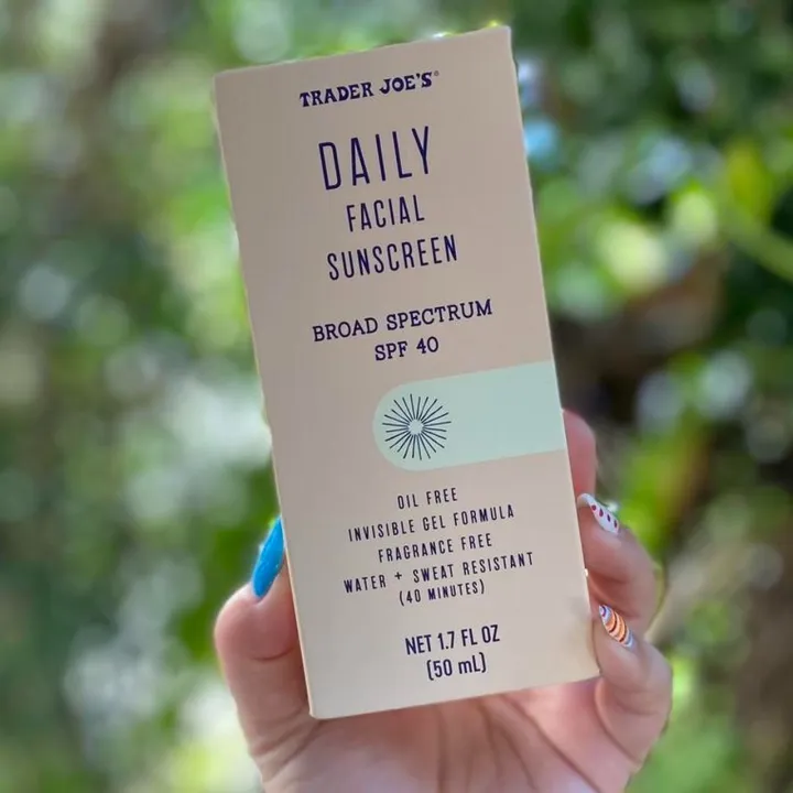 Daily%20Facial%20Sunscreen%20SPF%2040%20%E2%80%93%20Oil%20Free%20Invisible%20Gel%20Sunblock,%20Fragrance%20Free%20Broad%20Spectrum%20UV%20Protection%20for%20All%20Skin%20Types%20-%20Image%203