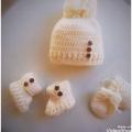 crochet cap shoes and gloves for babies. 