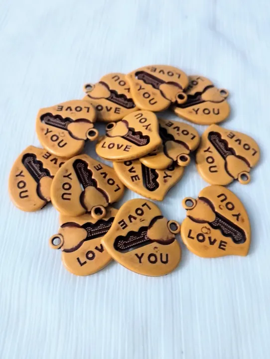 10%20pcs%20Wooden%20Heart-Shaped%20"Love%20You"%2035mm%20Pendant%20%E2%80%93%20Charming%20Accessory%20for%20Keychains,%20Bags,%20Crafts,%20Jewelry,%20or%20DIY%20Gifts%20-%20Image%205