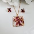 Necklace with wild rose Patels and queen's lace - Resin jewelry with real flowers - Rose patels preserved in resin.. 