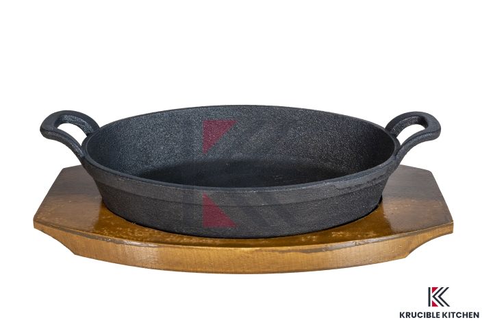 cast%20iron%20Sizzler%209"%20(22.7%20CM),%20Oval%20Deep%20with%20Wooden%20Base,%20Krucible%20Kitchen,%20Cast%20Iron%20Naturally%20Non%20Stick,%20Serving%20-%20Image%206