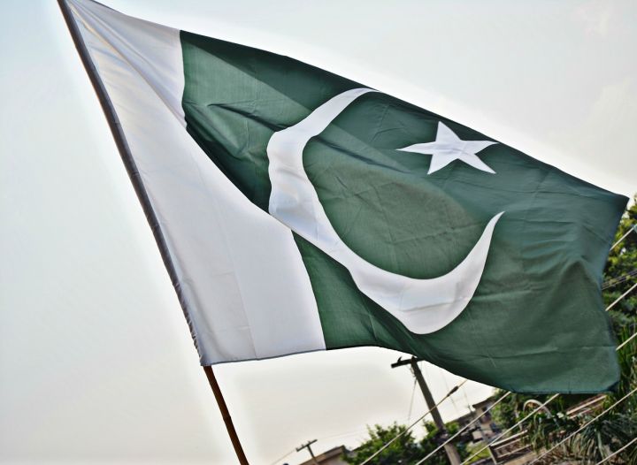 24%20x%2036%20Inches%20Small%20Size%20High%20Quality%20Pakistan%20Flag%20-%20Image%204