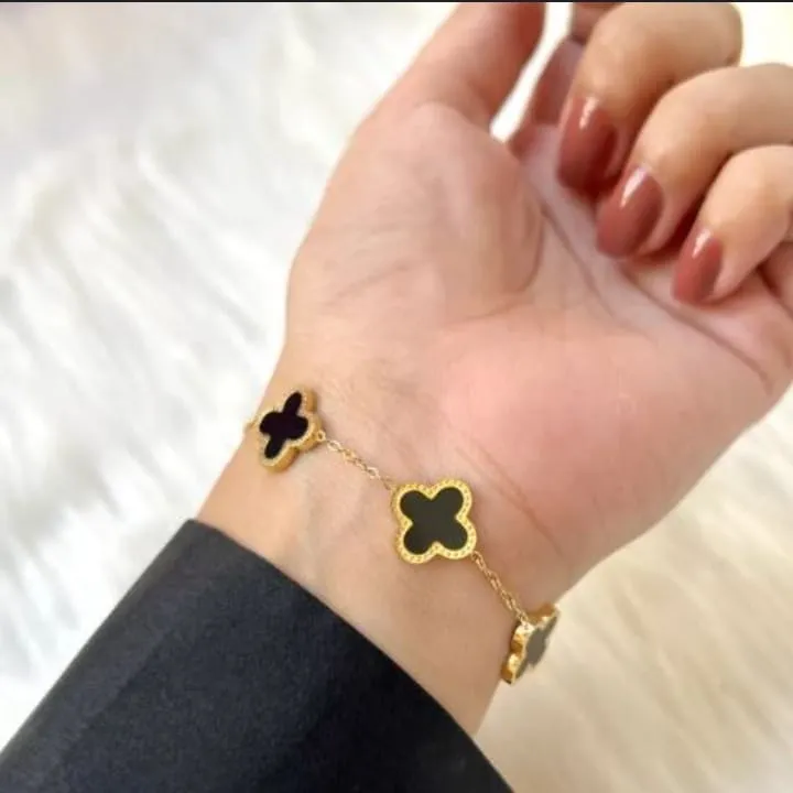 Stainless%20Steel%20Clover%20Jewellery%20Set%20for%20Girls%20&%20Women%20%E2%80%93%203%20Piece%20Set%20with%20Double-Sided%20Necklace,%20Bracelet%20&%20Earrings%20%7C%20Gold%20Color%20European%20Style%20-%20Image%204