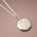 1pc Carved Designs Round Photo Frame Pendant Necklace Stainless Steel Charms Locket Necklaces Women Men Fashion Memorial Jewelry. 