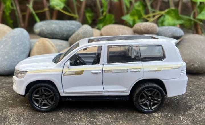 Prado%20Die%20Cast,%20Lexus%20570%20Detailed,%20Pull%20Back,%20No%20Easy%20to%20break,%20Hatch%20Back%20viechle%20-%20Image%203