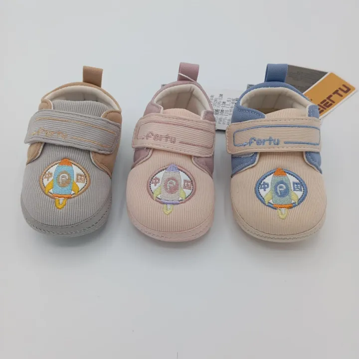 Baby%20Soft%20Cloth%20Shoes%20with%20Rocket%20Embroidery%20%E2%80%93%20Anti-Slip,%20Comfortable,%20Velcro%20Strap%20-%20Image%205