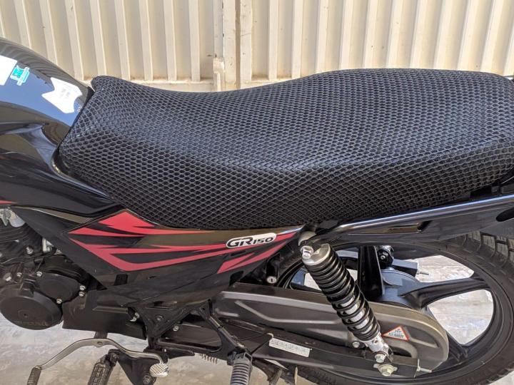 Universal%20bike%20seat%20mesh%208mm%20Motorcycle%20Seat%20Heat%20Mesh%20Net%20Cover%20Sunscreen%20Cool%20Cushion%20Protector%20Sun%20Block%20Heat%20Insulation%20Mesh%20Pad%20for%20all%20bikes%20Yamaha%20Honda%20suzuki%20150%20125%20%20Ybr%20Ybrg%20YBZ%20YBDX%20Seat%20mesh%20-%20Image%204