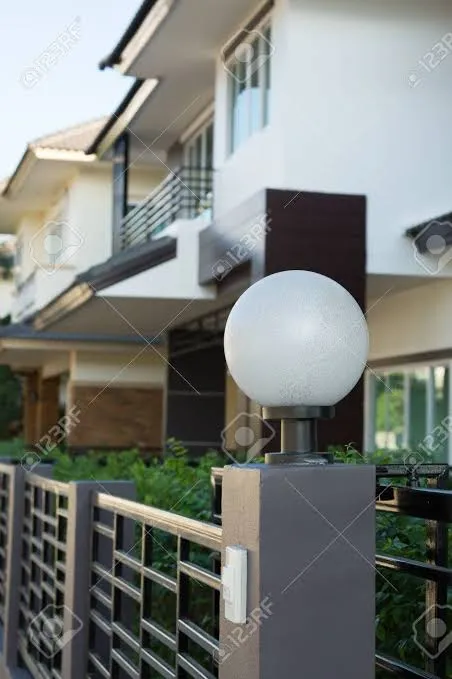 Polycarbonate%20Globe%20Gate%20Light%20-%20Image%203