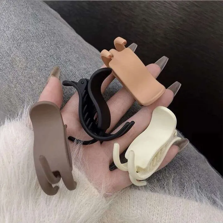 Simple%20solid%20color%20for%20women%20with%20design%20hair%20clip%20at%20back%20of%20the%20head%20featuring%20trendy%20internet%20celebrity%20bun%20hairstyle%20and%20a%20high%20ponytail%20accessory%20-%20Image%204