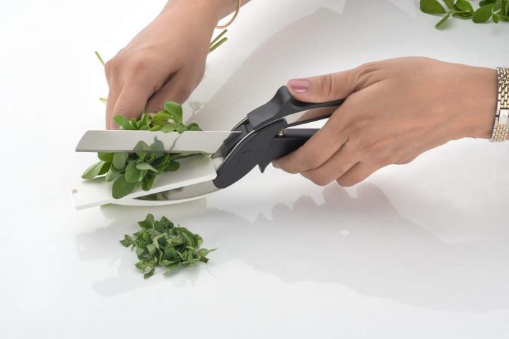 Clever%20Cutter%202%20in%201%20Kitchen%20Knife%20&%20Cutting%20Board%20Scissors%20Stainless%20Steel%20Kitchen%20Food%20Cutter%20-%20Image%205