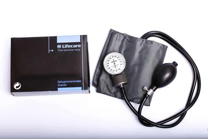 Ucheck%20Yuwell%20Professional%20Manual%20Blood%20Pressure%20Cuff%20%E2%80%93%20Superior%20Aneroid%20Sphygmomanometer%20With%20STETHOSCOPE%20LifeCare%20BP%20Operator%20with%20Durable%20Carrying%20Case%20With%20Accurate%20Readings%20-%20Image%205