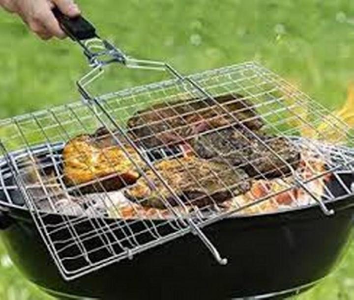 Stainless Steel BBQ Barbecue Grill Basket With Removable Wood Handle Grilling Basket Pan for for Fish Vegetables Griller Grid Grate Roast for Steak