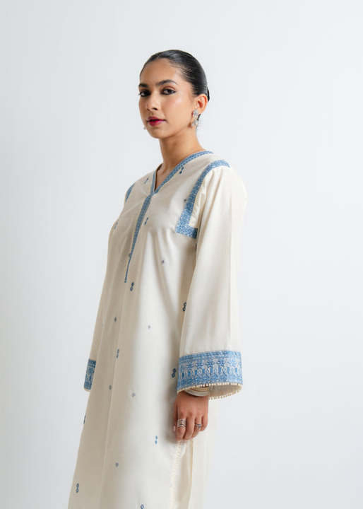 2-Piece%20Stitched%20Embroidered%20suit%202pcs%20Suit%20for%20women%20Stitched%20Off-White%20&%20Blue%20ready%20to%20wear%202%20pc%20dress%20-%20Image%204