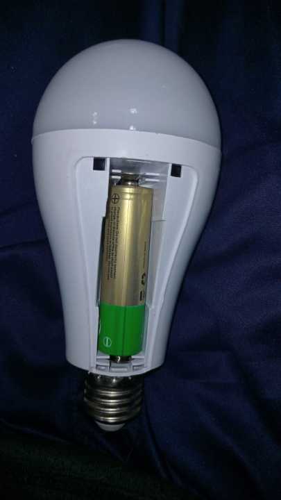 LED%20Rechargeable%20Emergency%20Light%20Bulb%20(9%20Watts)%20-%20Image%202