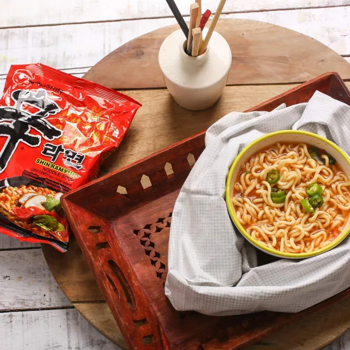 Nongshim%20Ramyun%20Korean%20Style%20Spicy%20Noodle%20Soup%20Instant%20Noodles%20(Pack%20of%205)%20-%20Image%203