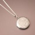 1pc Carved Designs Round Photo Frame Pendant Necklace Stainless Steel Charms Locket Necklaces Women Men Fashion Memorial Jewelry. 