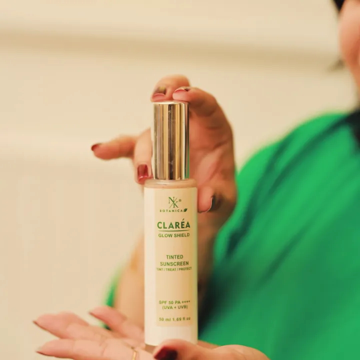 CLAR%C3%89A%20GLOW%20SHIELD%20TINTED%20SUNSCREEN%20-%20Image%204
