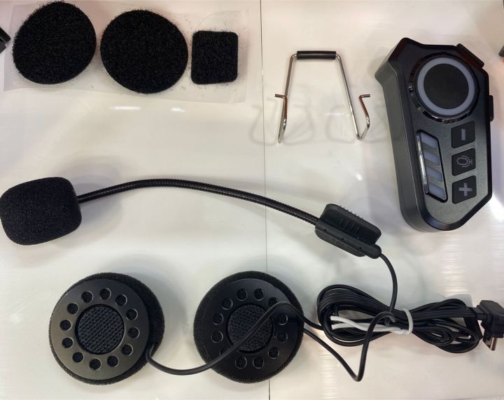 K06A%20Motorcycle%20Helmet%20Bluetooth%20Headset%20-%20Wireless%20Intercom%20&%20Music%20Player%20-%20Waterproof,%20Intelligent%20Noise%20Reduction%20with%20RGB%20Lights%20&%20Mic%20-%20Image%202