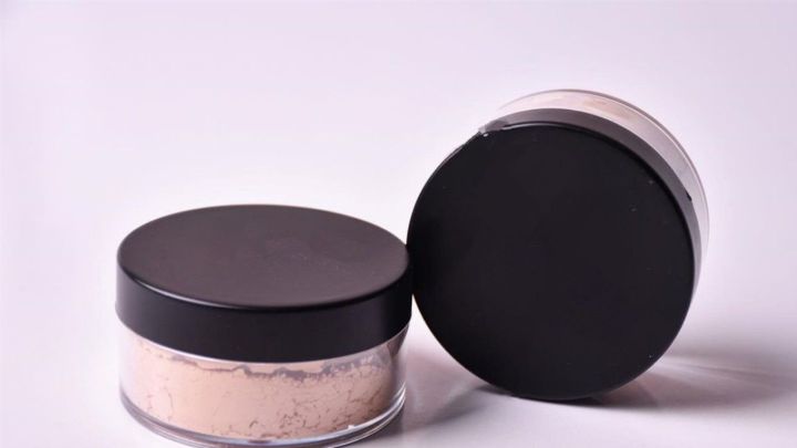Invisible%20Smooth%20Finish%20Loose%20Powder%20%E2%80%93%20Transparent,%20Lightweight%20Formula%20for%20Oil%20Control%20&%20Shine-Free%20Makeup%20Setting%20-%20Image%203