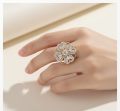 Elegant Crystal Flower Spinning Ring with Diamond Accents, Adjustable Size, Women's Fashion Jewelry. 