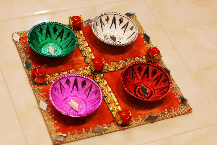 Mehndi%20thaal/plate%20-%20Rasm%20e%20hina%20wedding%20thaal/plate%20-%20Traditional%20Design%20Mehndi%20Plate/Rasm%20Hina%20-%20Handmade%20Rasm%20e%20hina%20thaal/plate%20-%20Image%203