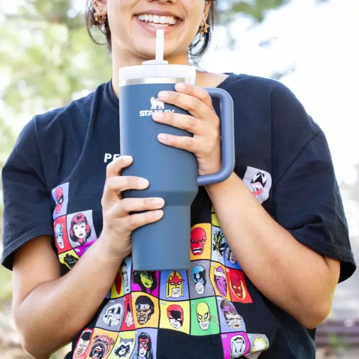 40%20oz%20Stanley%20Tumbler%20Mugs%201200ml%20%7C%20Stainless%20Steel%2048%20hours%20Vacuum%20Insulation%20%7C%20with%20Leak%20Proof%20Handle%20Straw%20&%20Lid%20%7C%20Double%20Wall%20Insulated%20Thermal%20Coffee%20Cup%20Tumbler%20for%20Girls%20Boys%20Hot%20&%20Cold%20Drinks%20%7C%20Travel,%20Gym,%20Office,%20Outdoor%20Use%20Tumbler%20Water%20Bottle%20-%20Image%209