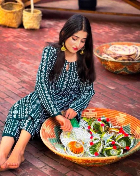 woman%20wears%20girls%20cloth%20unstiched%20Lawn%20printed%20:chunri%20print%20Fabric*LAWN%20Fabric%20Quality:90/70%20Description%20%202PC%20Suit%20-%20Image%205