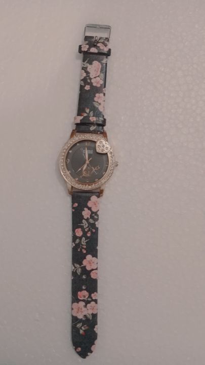 Watch%20for%20girls%7Cwoman%7Cladies%7Cgift%7CBlack%20and%20Gold%20Women's%20Analog%20Wristwatch%20with%20Crystal%20Detailing%20-%20Image%204