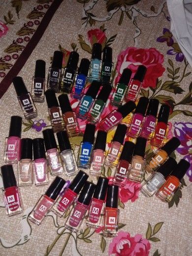 Peel%20Off%20Nail%20Polish%20Set%20%E2%80%93%206/12/24/36%20Pcs%20%E2%80%93%20Quick%20Dry,%20Long%20Lasting,%20Easy%20to%20Remove%20%E2%80%93%20Multicolor%20Nail%20Paint%20for%20Girls%20&%20Women%20-%20Image%205