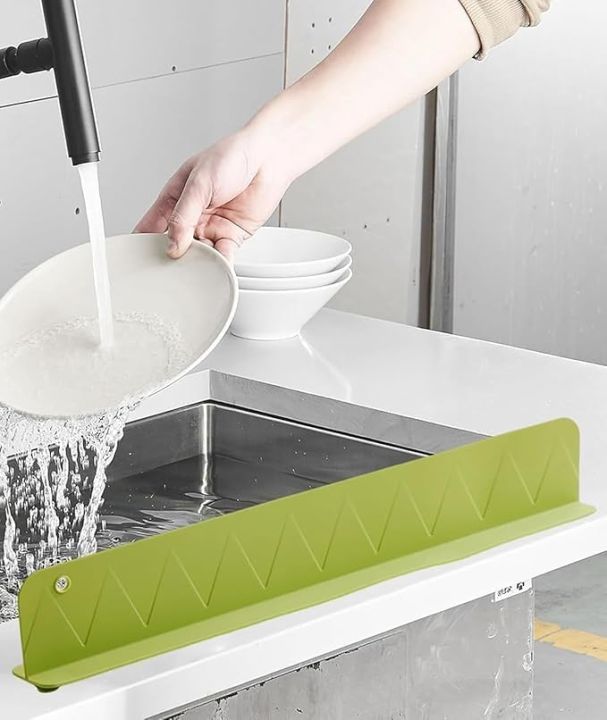 Silicone%20Sink%20Splash%20Guard%20for%20Kitchen%20and%20Bathroom,%20Anti-Spill%20Faucet%20Splash%20Stopper,%20Kitchen%20Sink%20Splash%20Guard,%20Flexible%20Oil-Proof%20Water%20Baffle%20Plate%20with%20Strong%20Suction%20Cups%20-%20Image%202