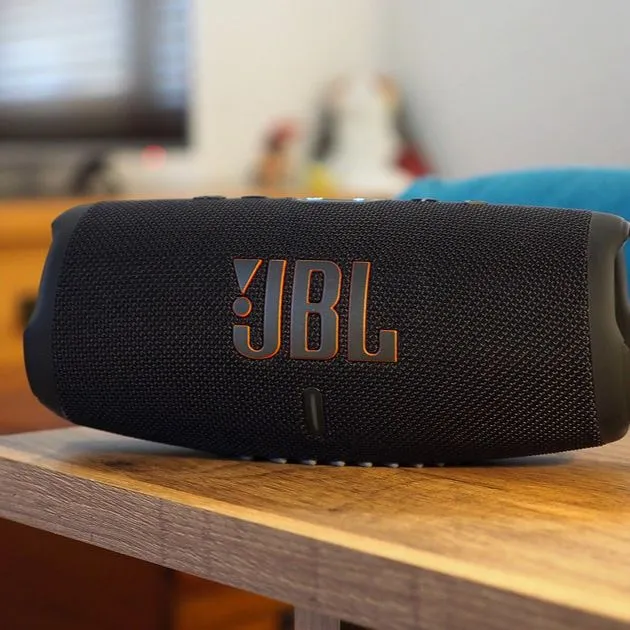 JBL%20Charge%205%20Portable%20Waterproof%20Bluetooth%20Speaker%20with%20Powerbank%20-%20Image%205